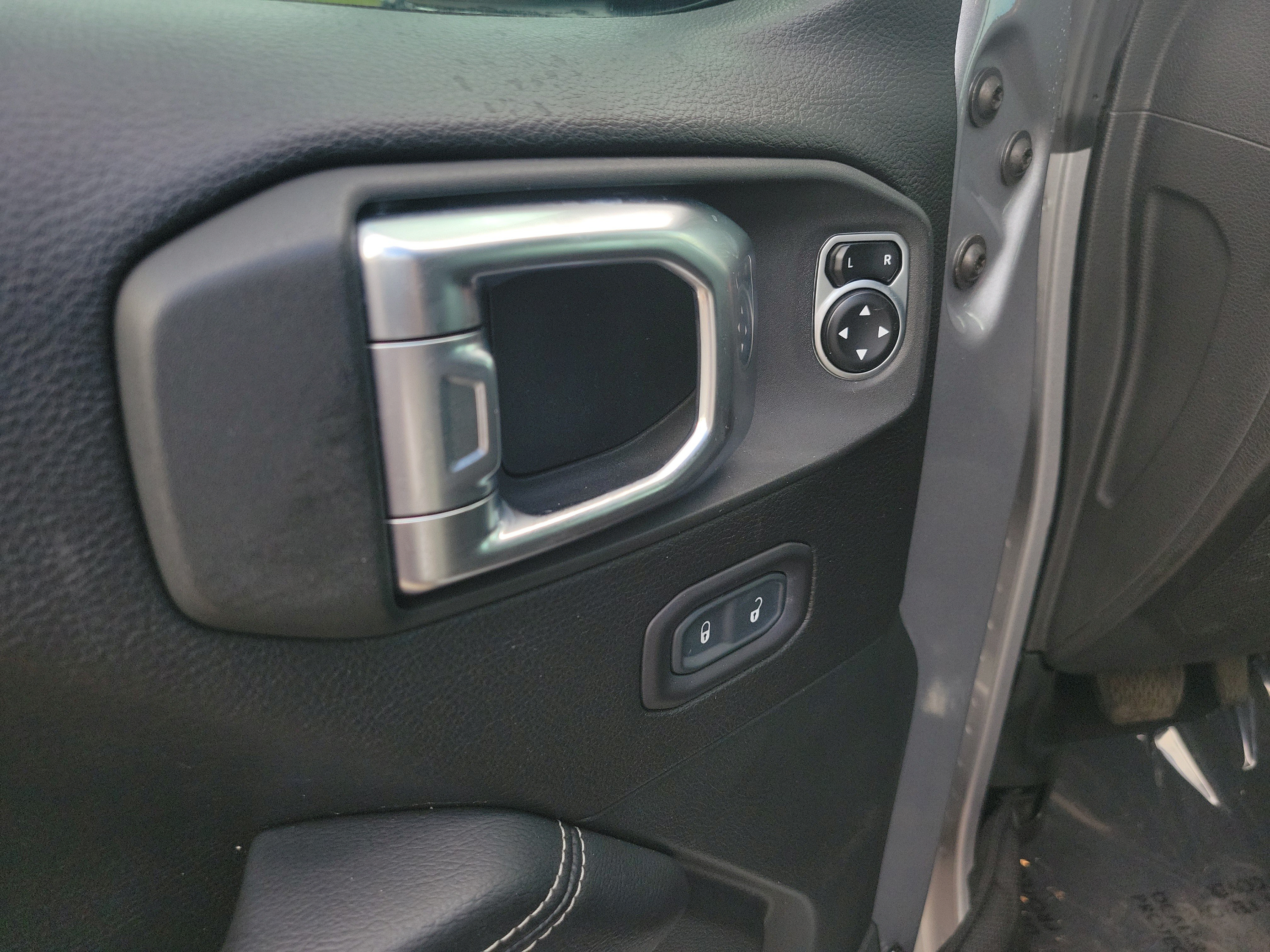 Used 2020 Jeep Wrangler Unlimited Sahara AWD/4WD image 16
