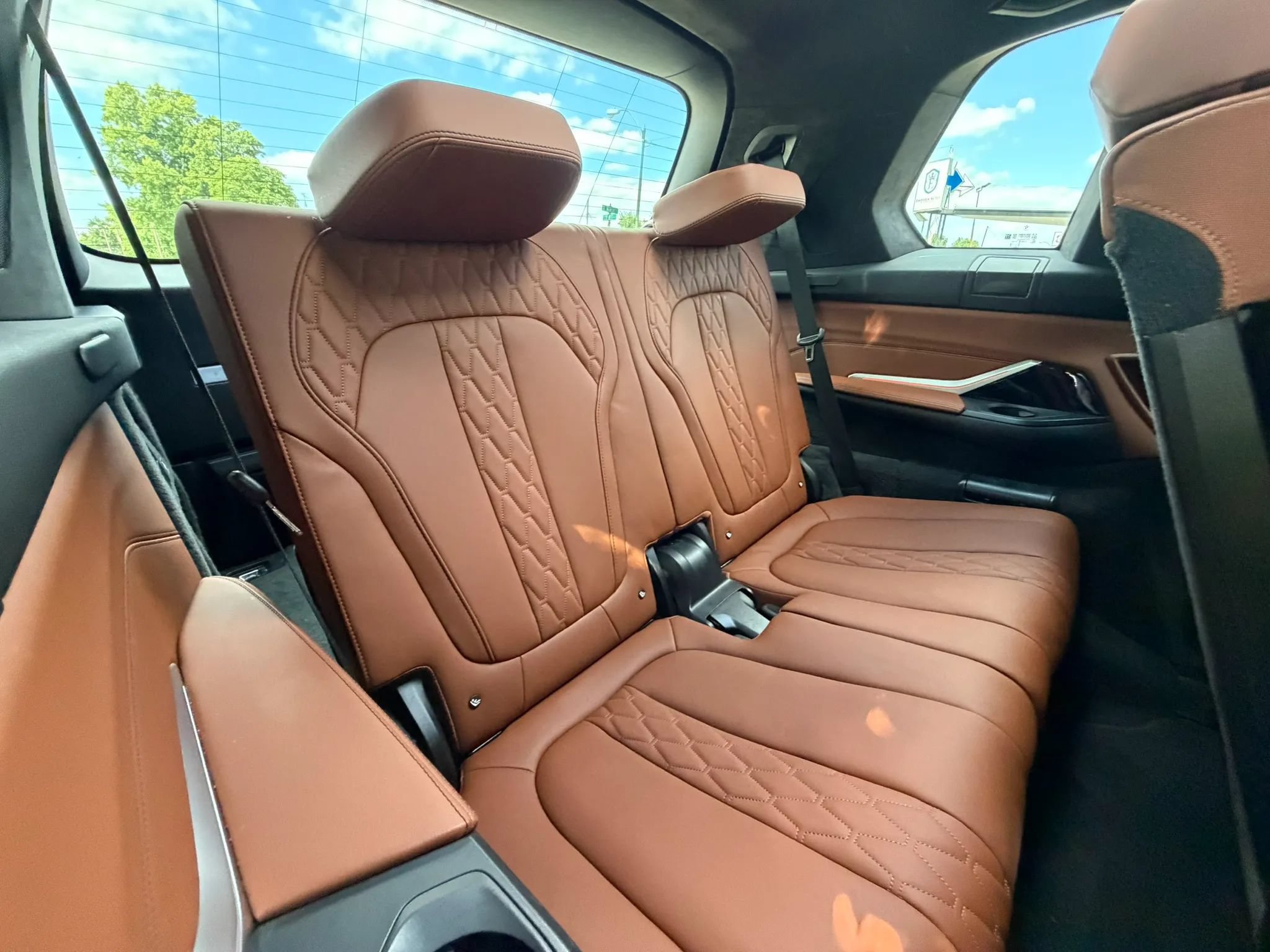 Used 2022 BMW X7 xDrive40i w/ M Sport Package AWD/4WD image 22