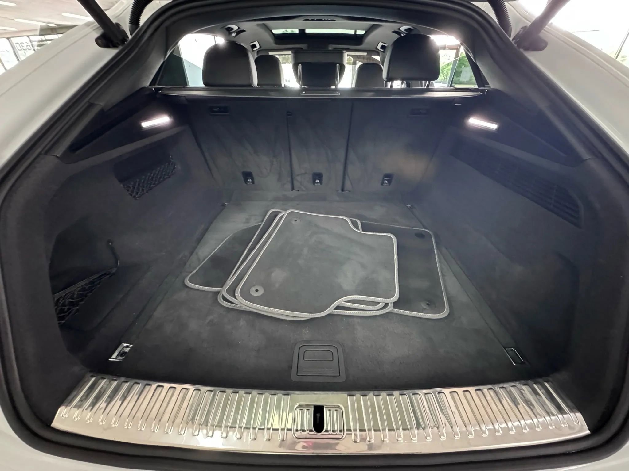 Used 2019 Audi Q8 Premium w/ Convenience Package image 18