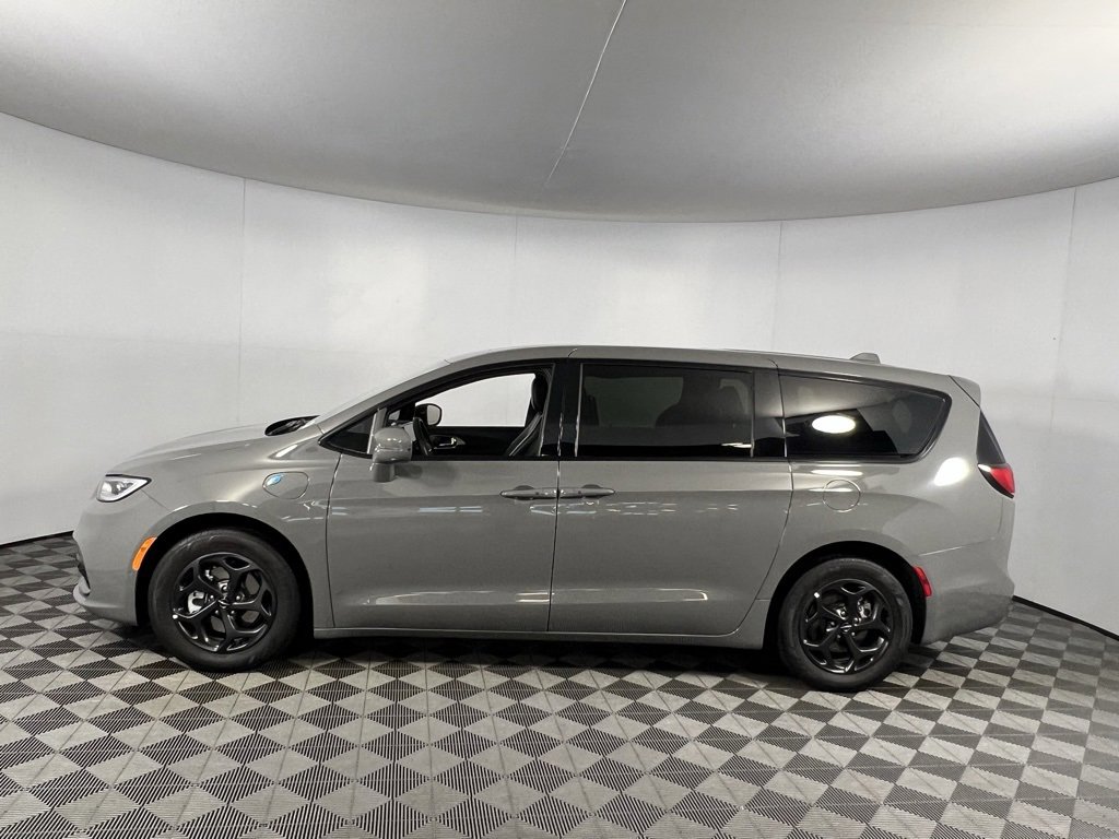 Used 2022 Chrysler Pacifica Limited w/ Uconnect Theater Family Group image 11