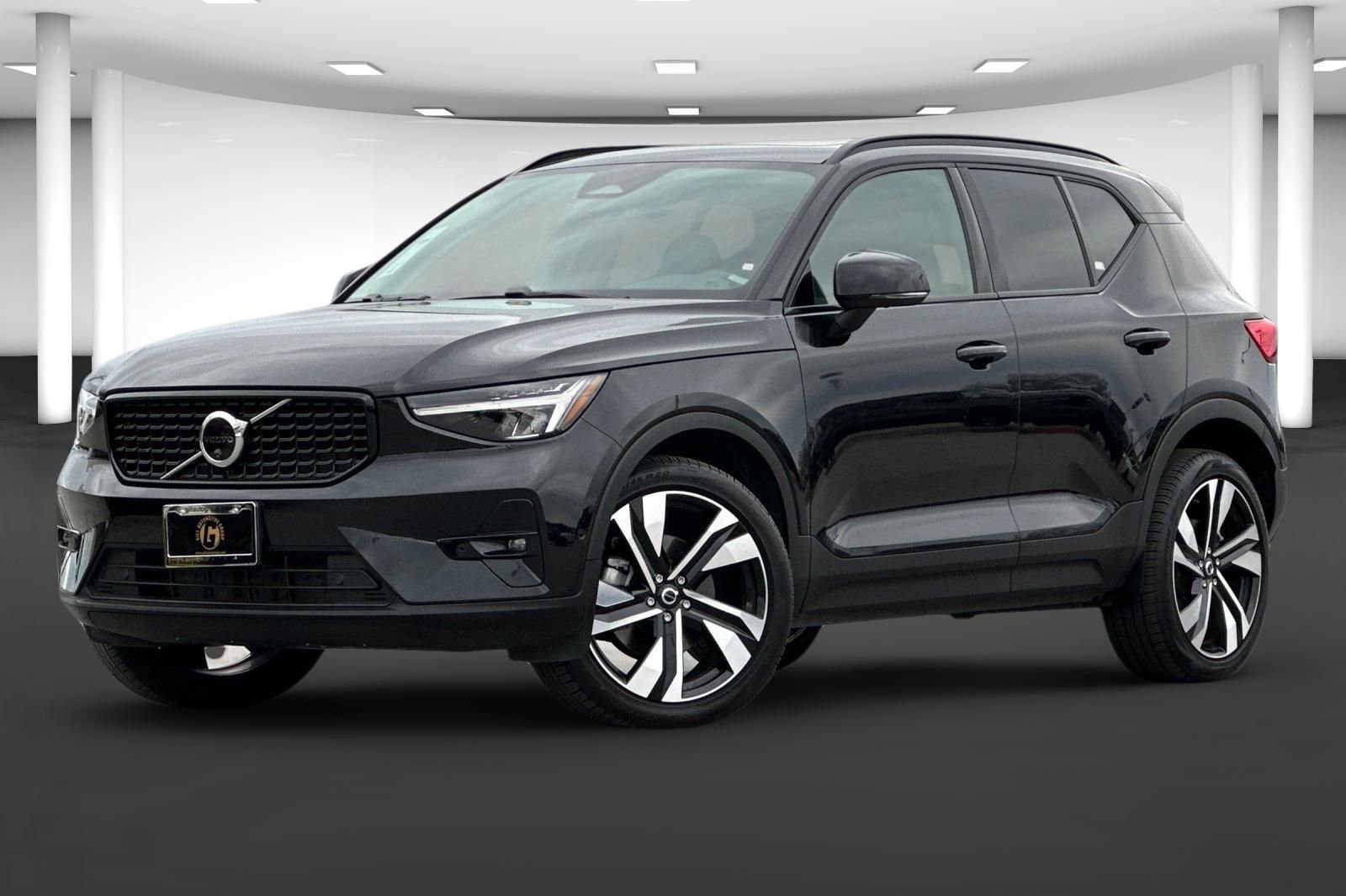 Used 2025 Volvo XC40 B5 Plus image 2