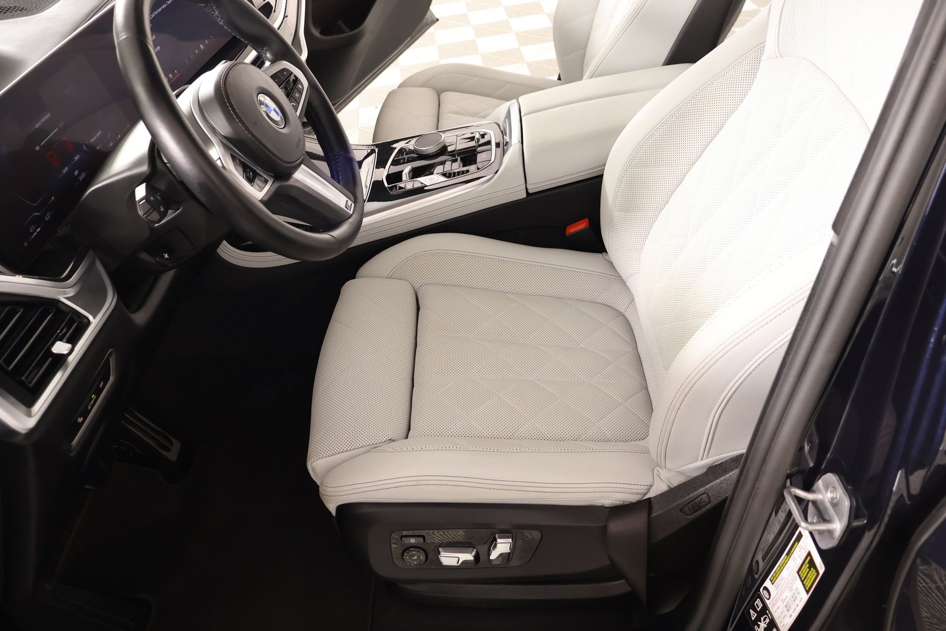 Used 2025 BMW X7 xDrive40i image 11