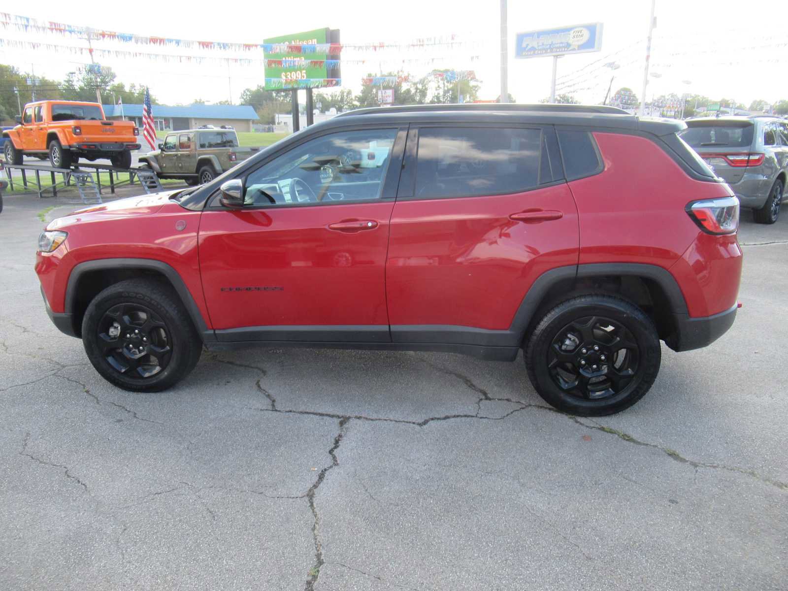 Used 2023 Jeep Compass Trailhawk image 2
