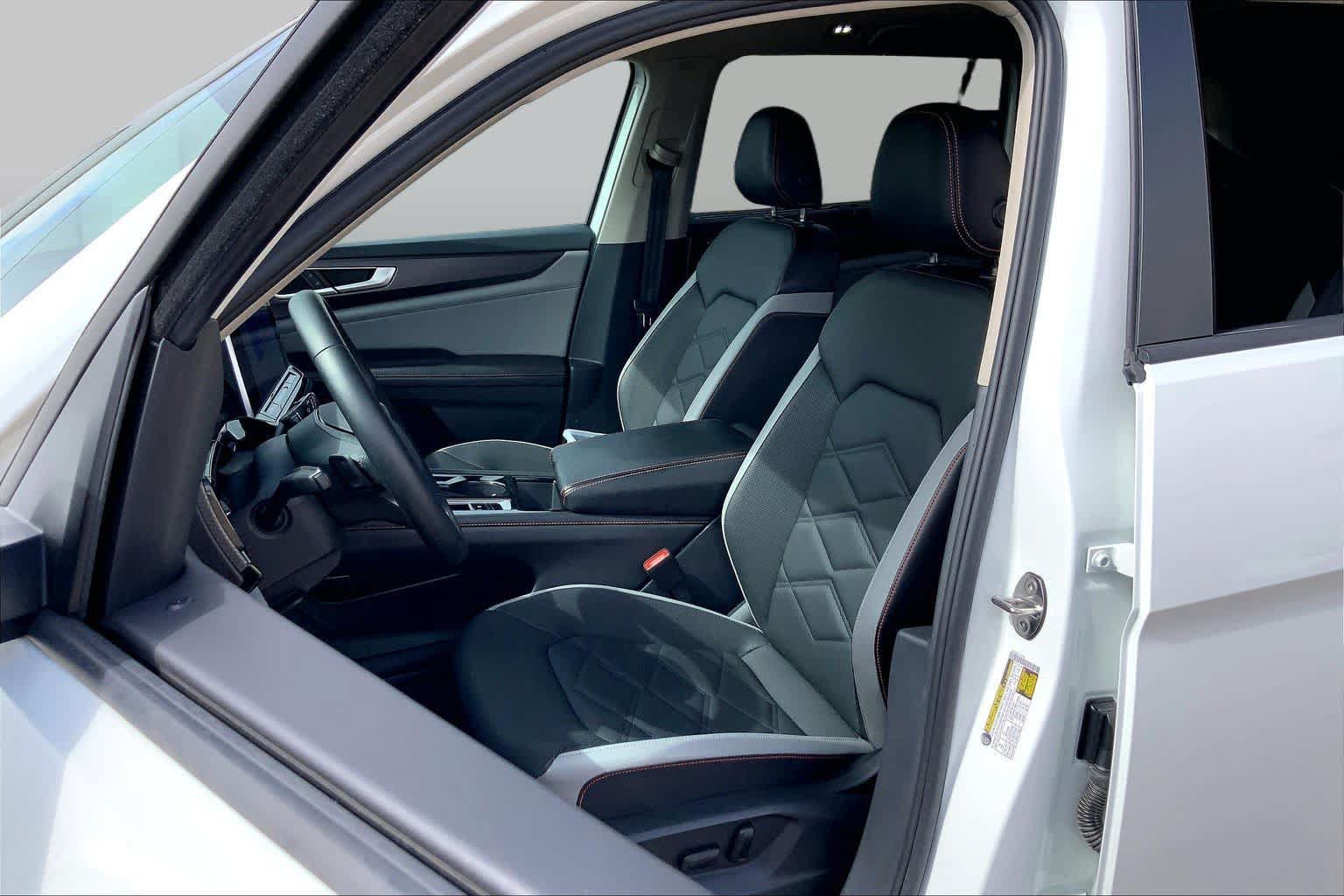 Used 2024 Volkswagen Atlas Peak Edition SE AWD/4WD image 8