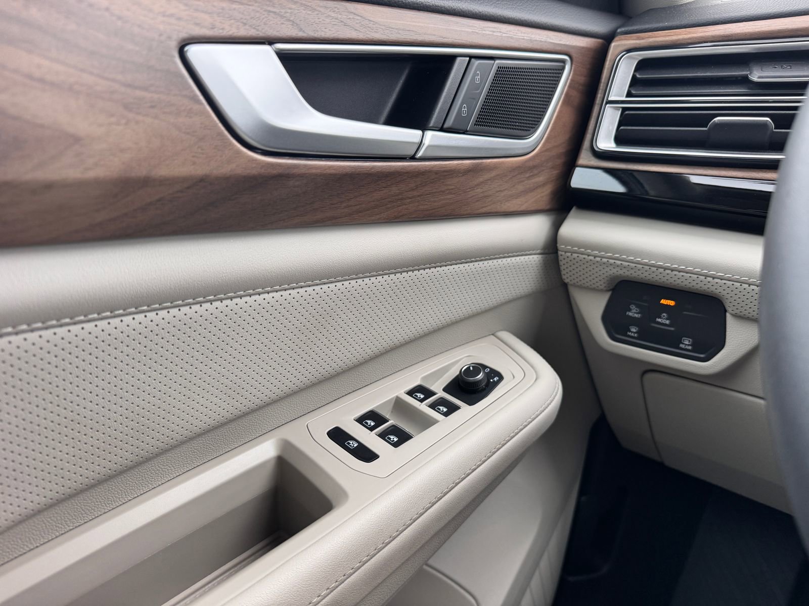 Used 2024 Volkswagen Atlas SE image 14