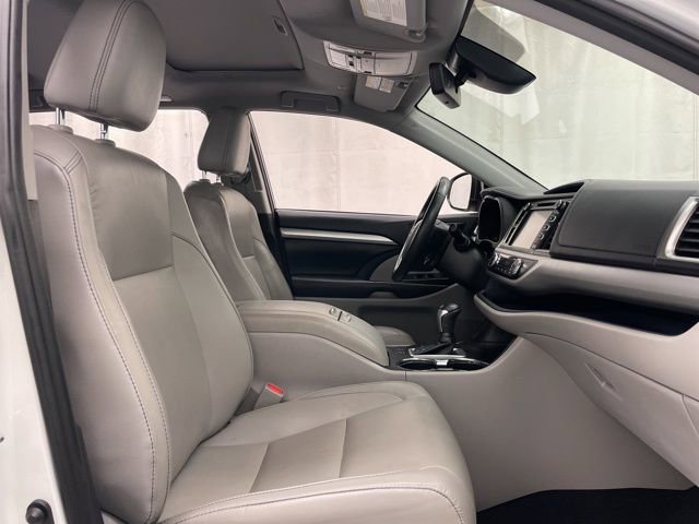 Used 2019 Toyota Highlander XLE image 12