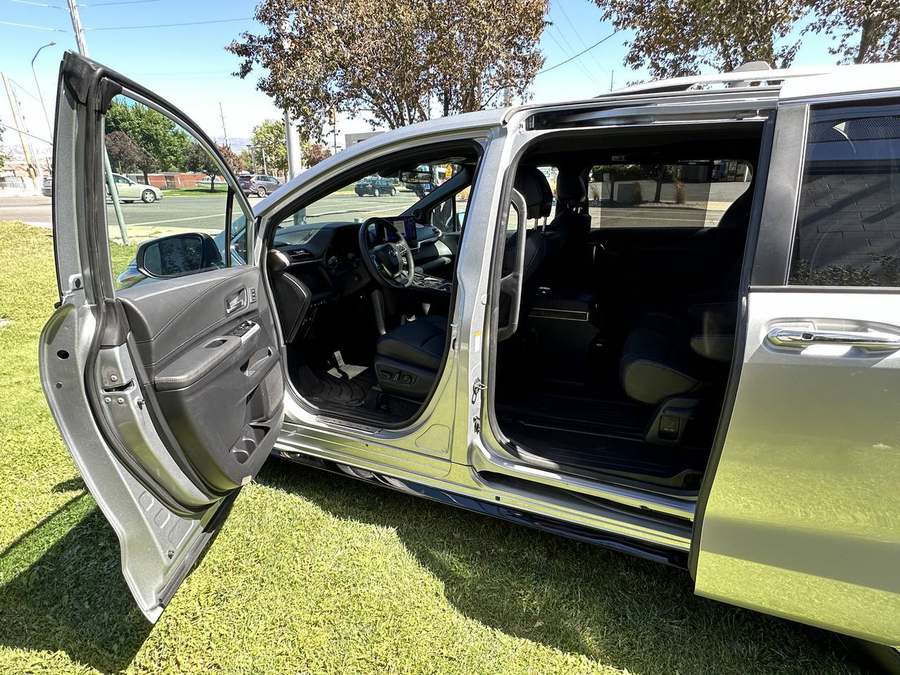 Used 2025 Toyota Sienna Platinum AWD/4WD image 22