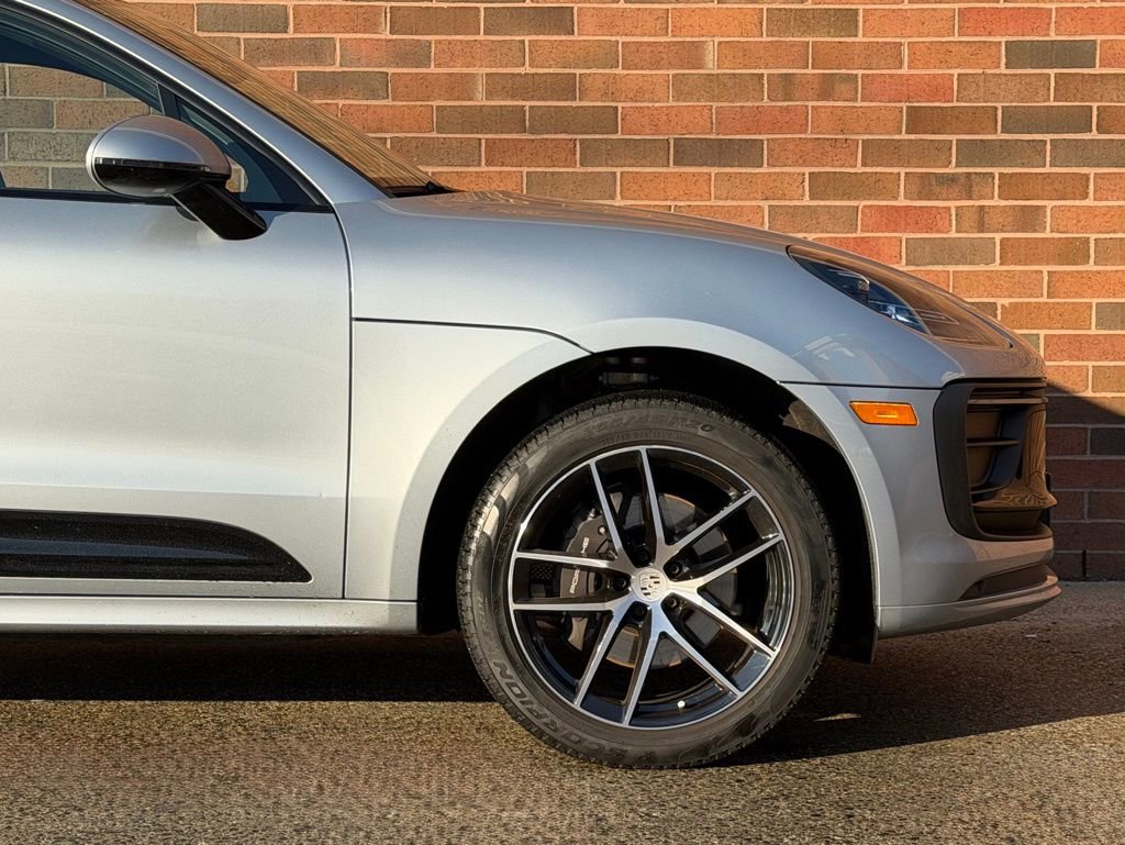 Certified 2025 Porsche Macan image 11