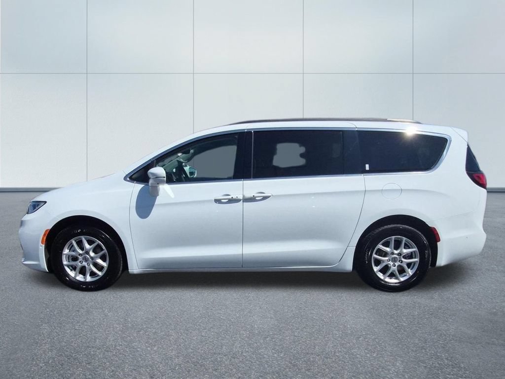Used 2022 Chrysler Pacifica Touring-L w/ Uconnect Theater Family Group FWD image 3