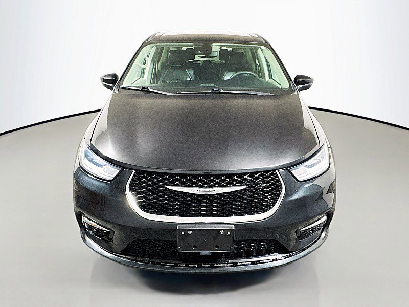 Used 2023 Chrysler Pacifica Touring-L image 2