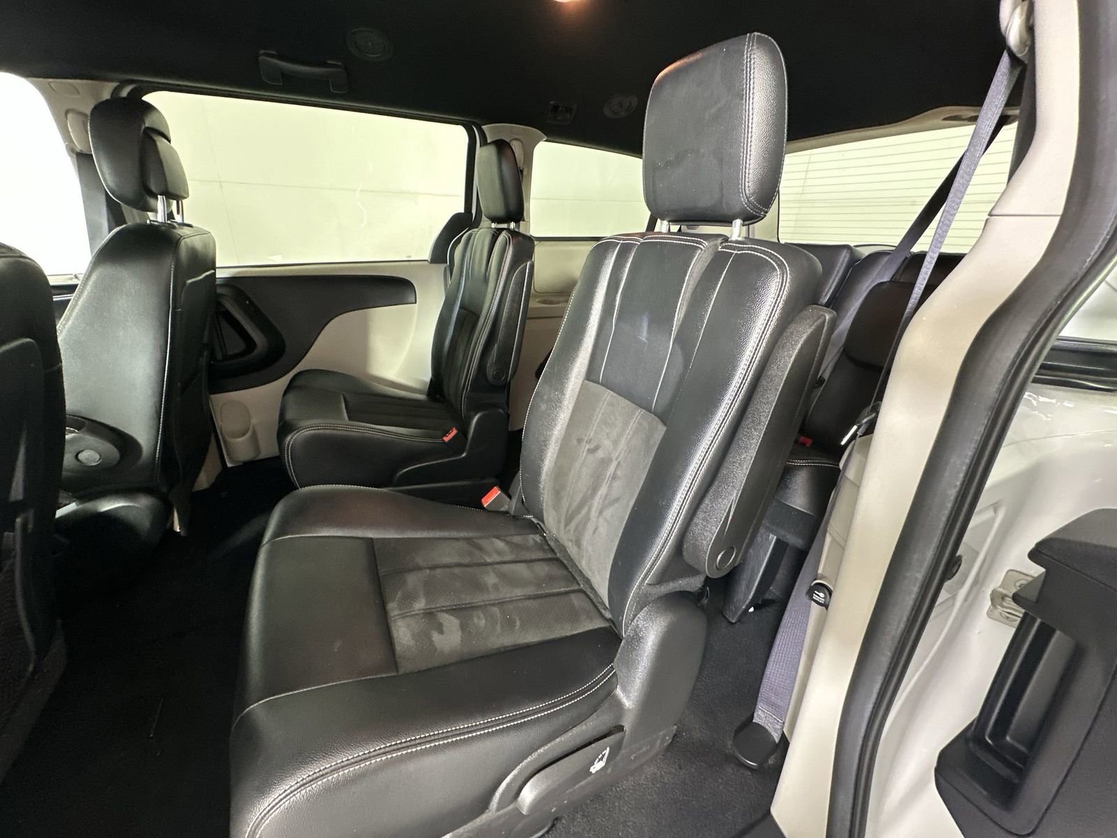 Used 2019 Dodge Grand Caravan SXT w/ Rear Park Assist Package FWD image 23