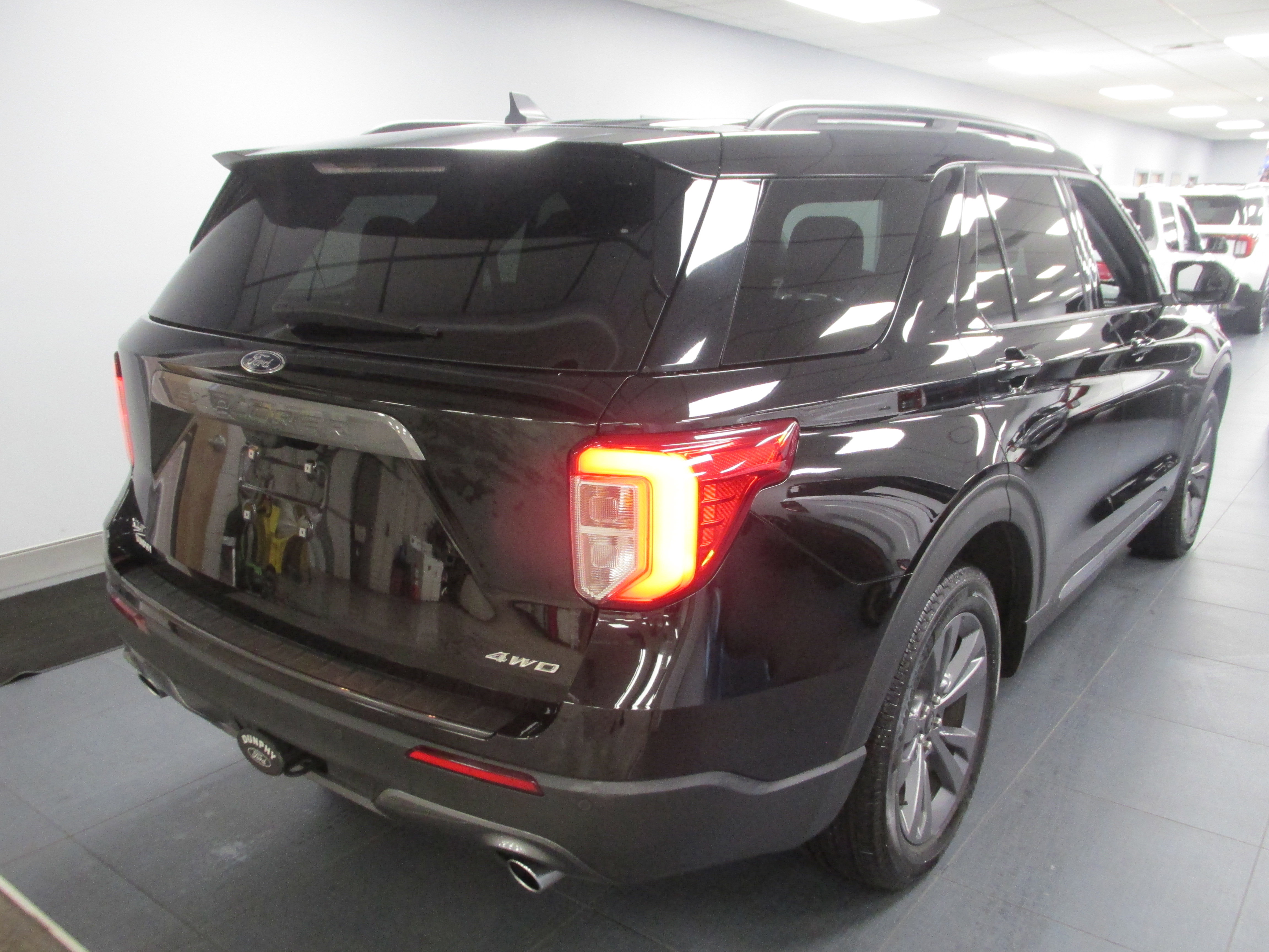 Used 2022 Ford Explorer XLT w/ Equipment Group 202A image 5