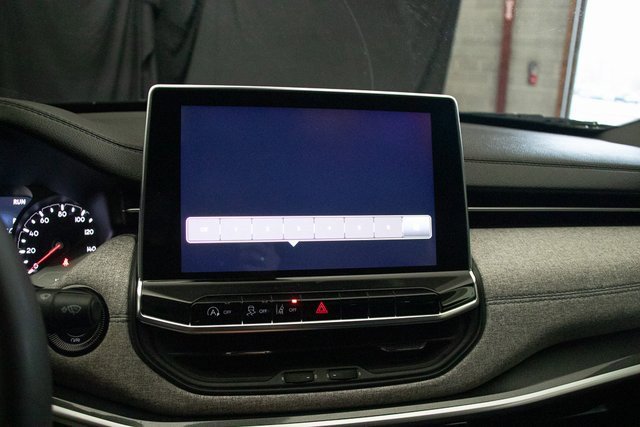 Used 2024 Jeep Compass Latitude image 32