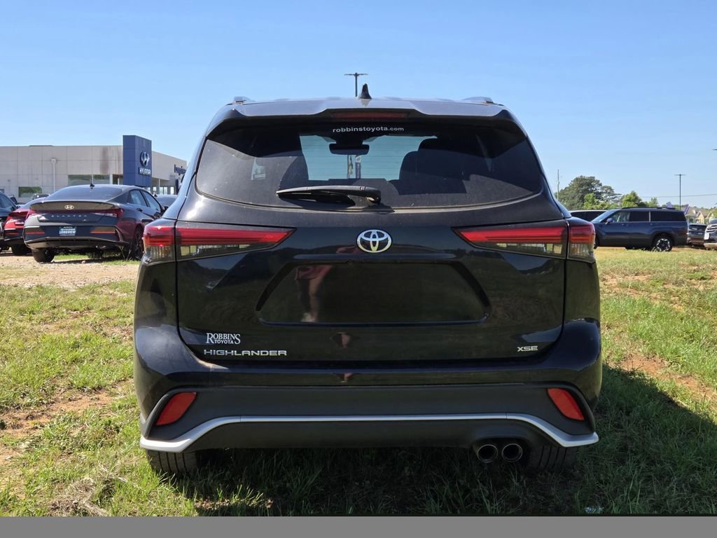 Used 2022 Toyota Highlander XSE FWD image 5
