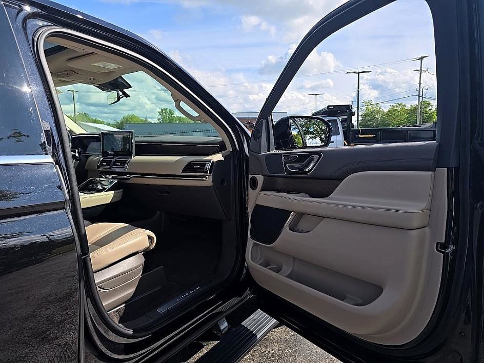 Used 2024 Lincoln Navigator Premiere image 37