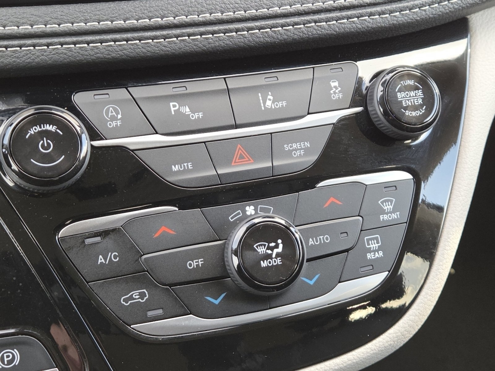 Used 2024 Chrysler Pacifica Touring-L image 31