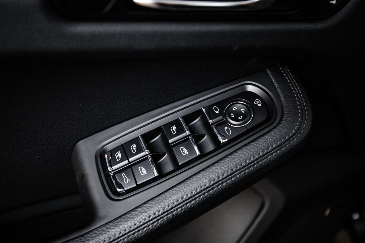 Certified 2024 Porsche Macan AWD/4WD image 22