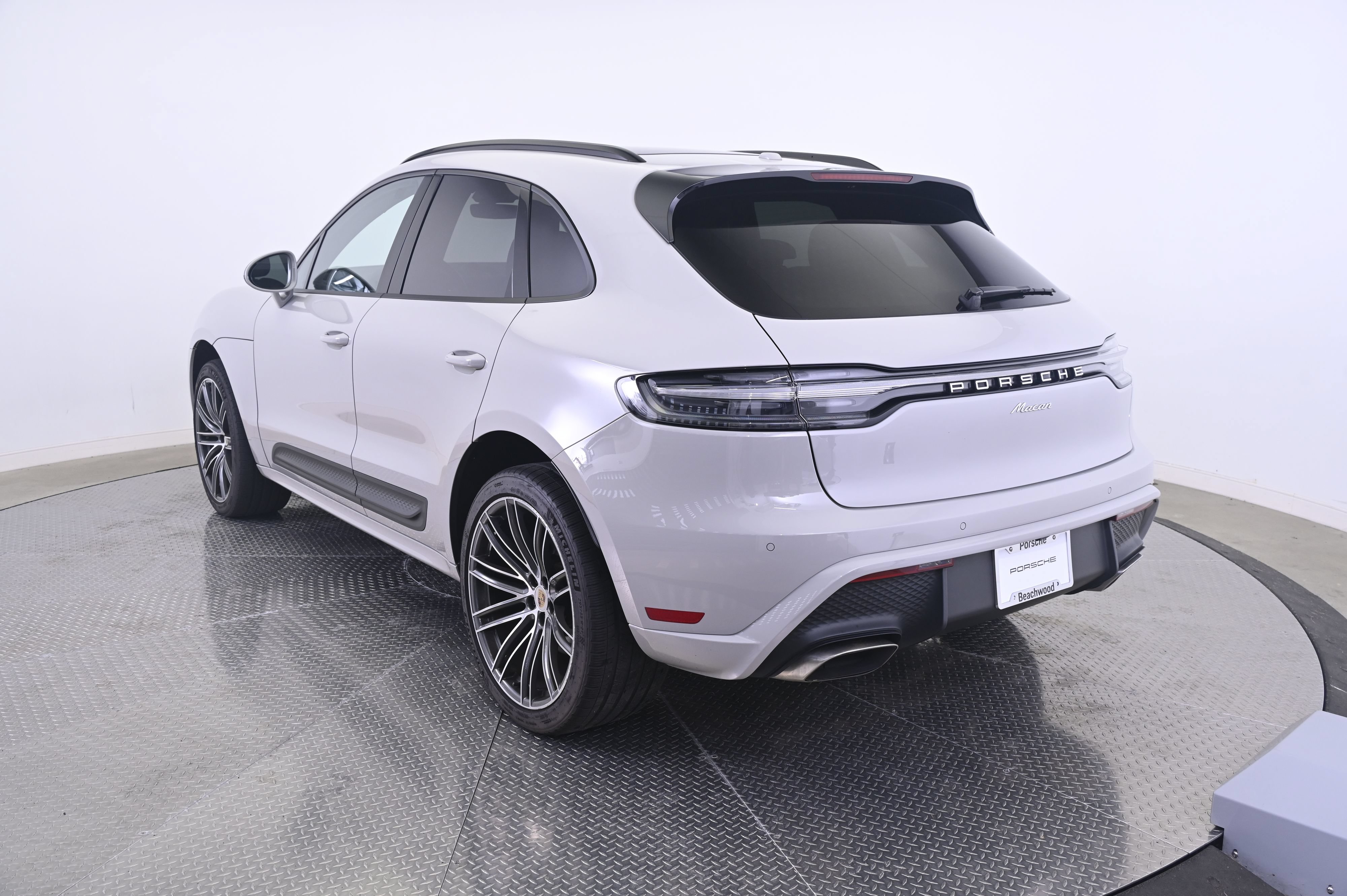 Certified 2023 Porsche Macan AWD/4WD image 3