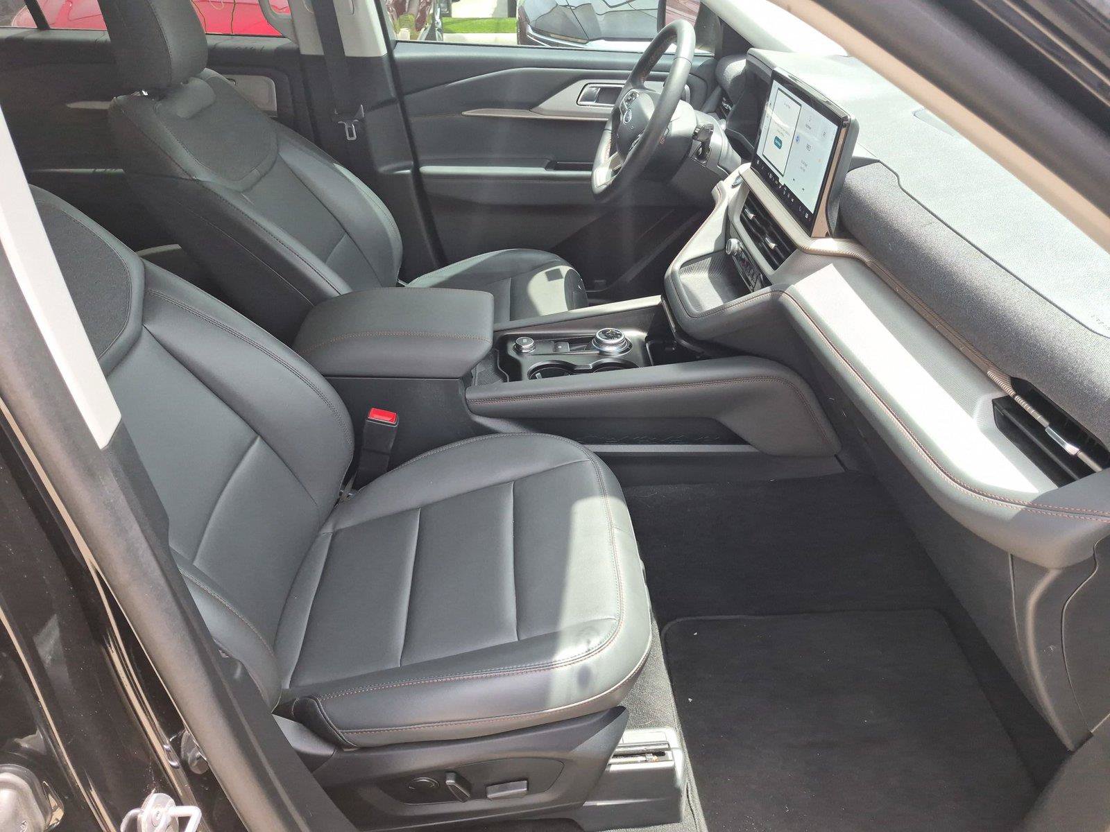 Used 2025 Ford Explorer Active w/ Active Comfort Package RWD image 21