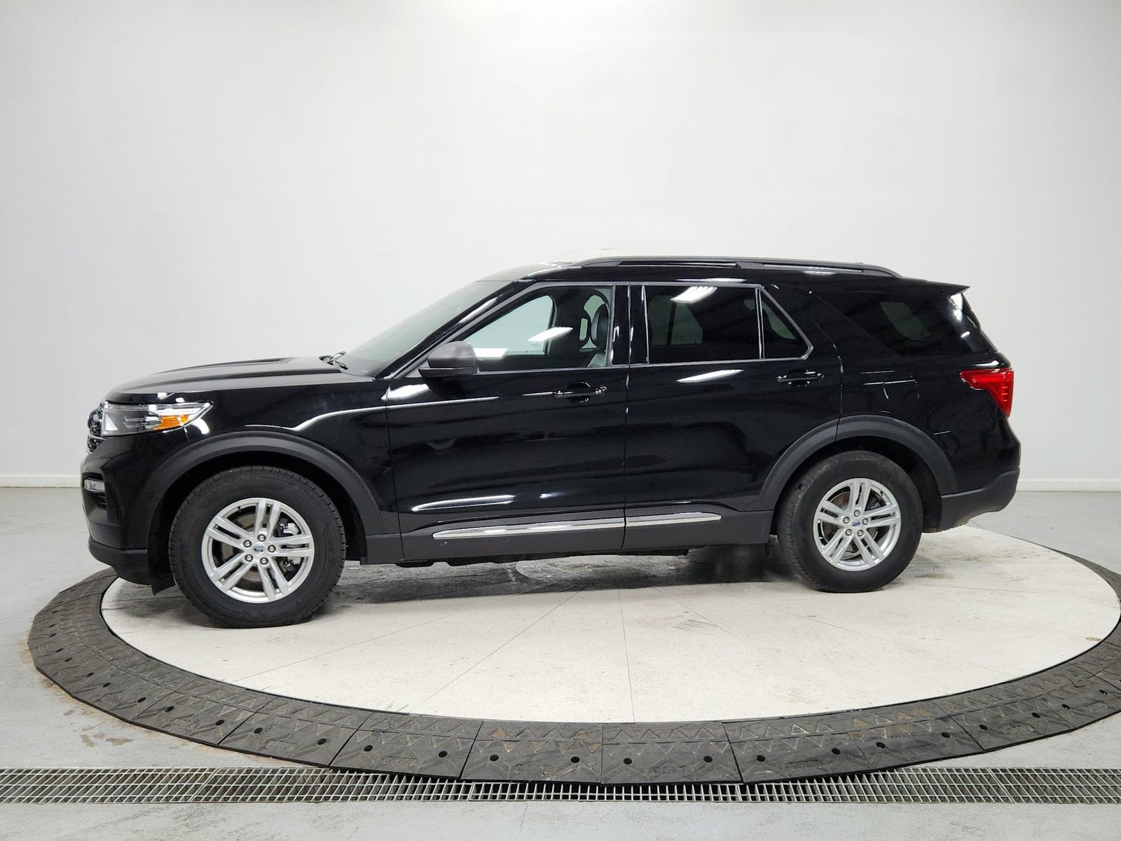 Used 2024 Ford Explorer XLT w/ Equipment Group 202A image 4