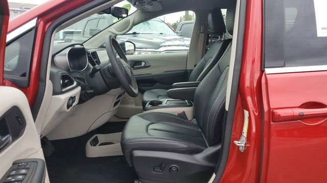 Certified 2024 Chrysler Pacifica Touring-L image 5