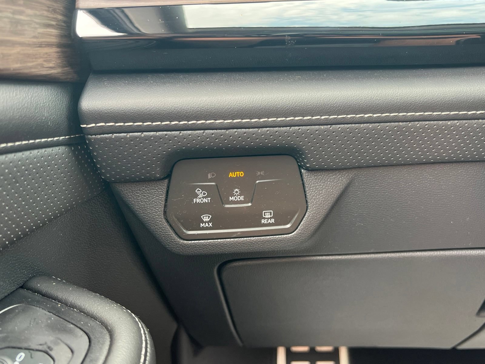 Certified 2024 Volkswagen Atlas SEL Premium R-Line AWD/4WD image 26