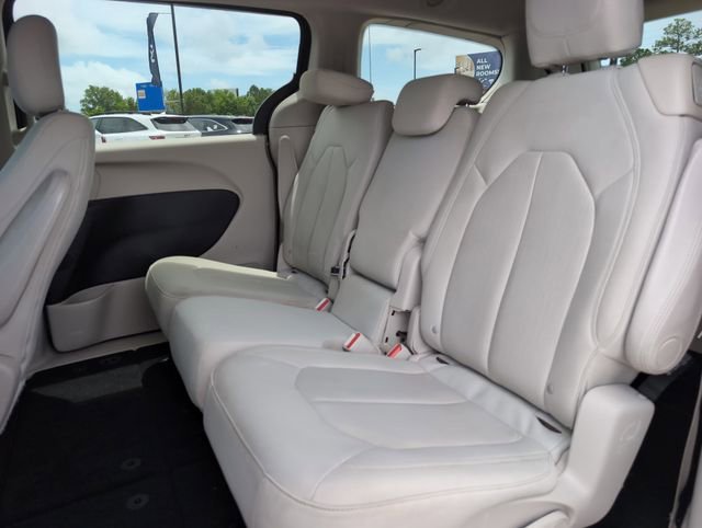 Used 2017 Chrysler Pacifica Touring w/ Tire & Wheel Group FWD image 30