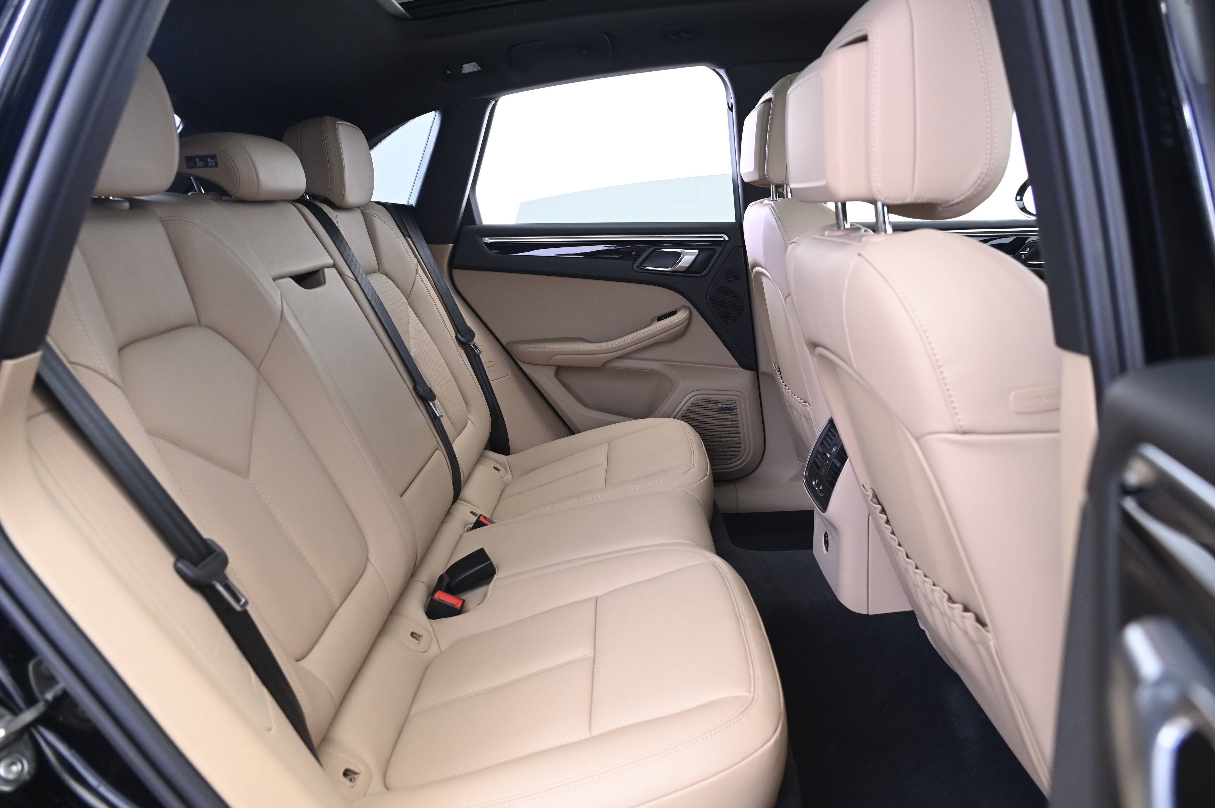 Certified 2025 Porsche Macan image 18