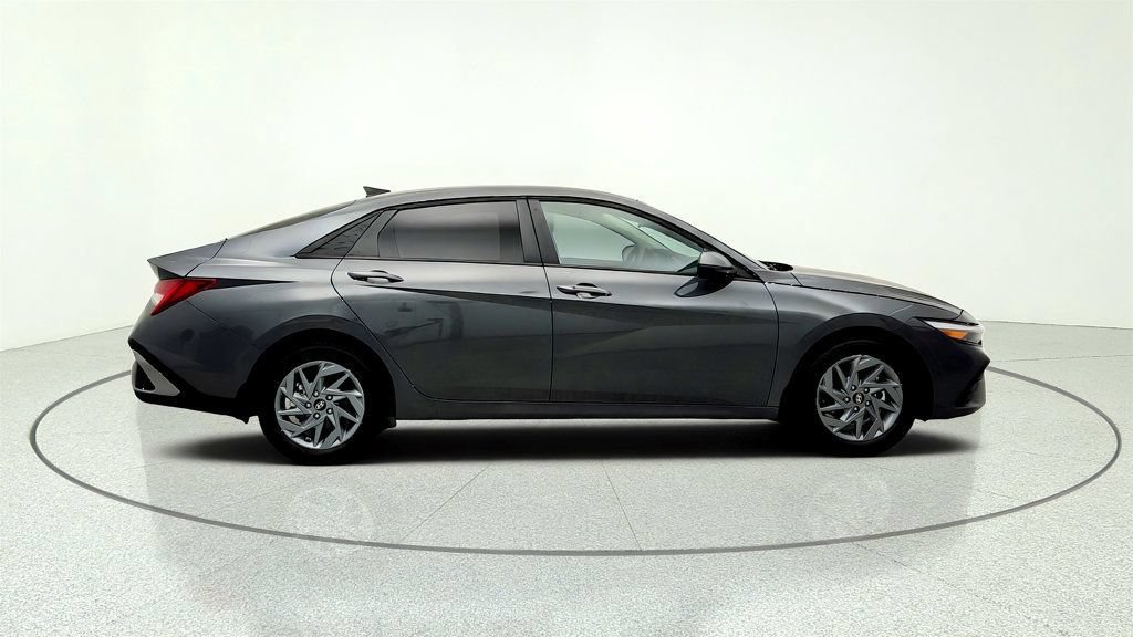 Used 2026 Hyundai Elantra Hybrid FWD image 4