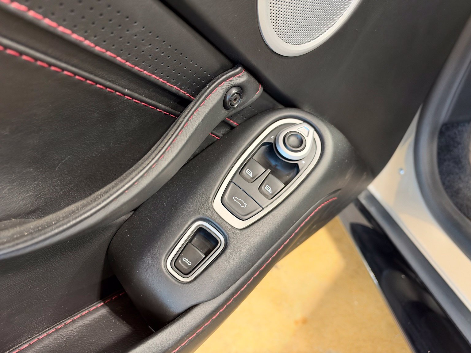 Used 2021 Aston Martin V8 Vantage Roadster RWD image 21