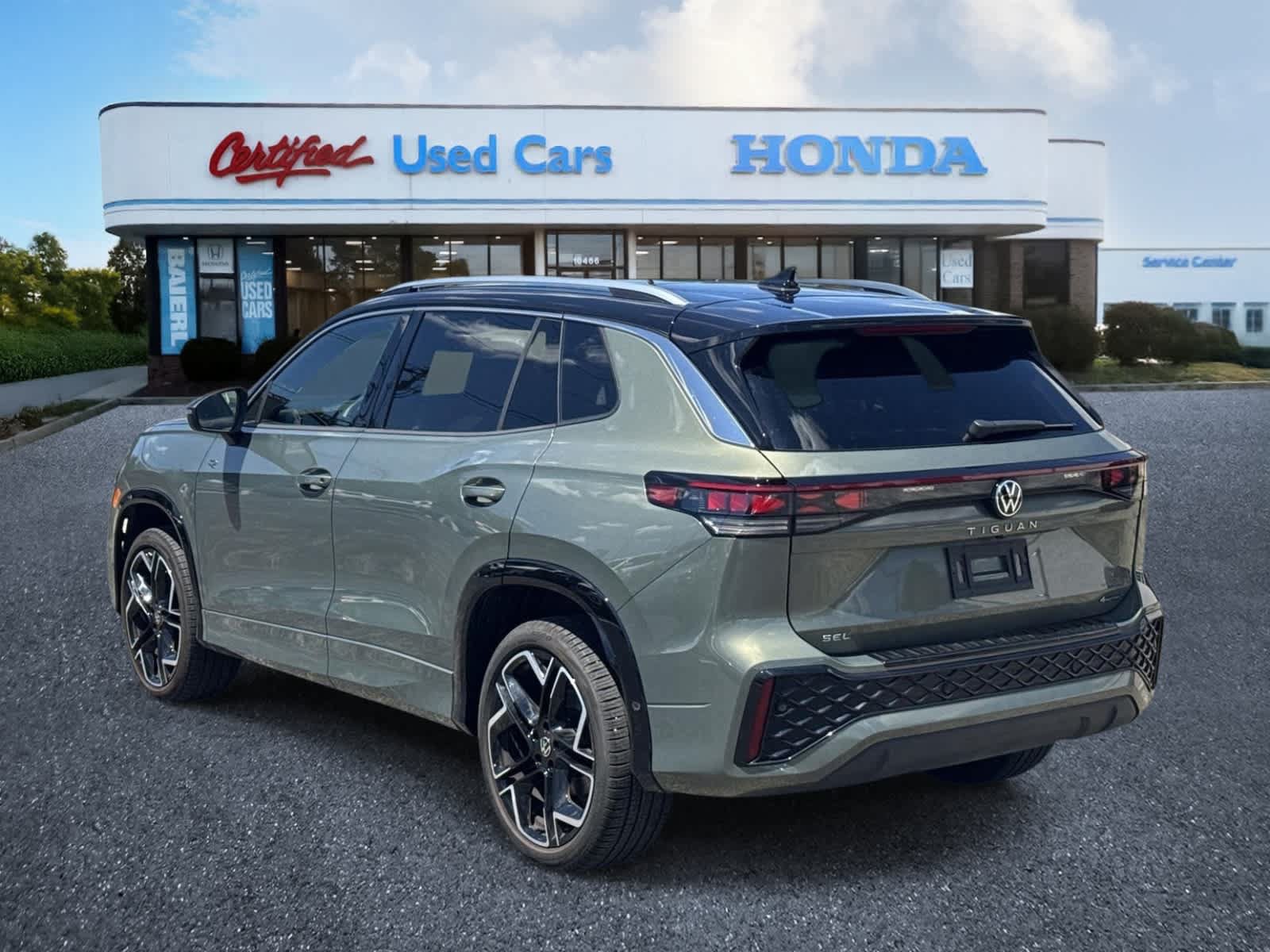 Used 2025 Volkswagen Tiguan SEL R-Line AWD/4WD image 3