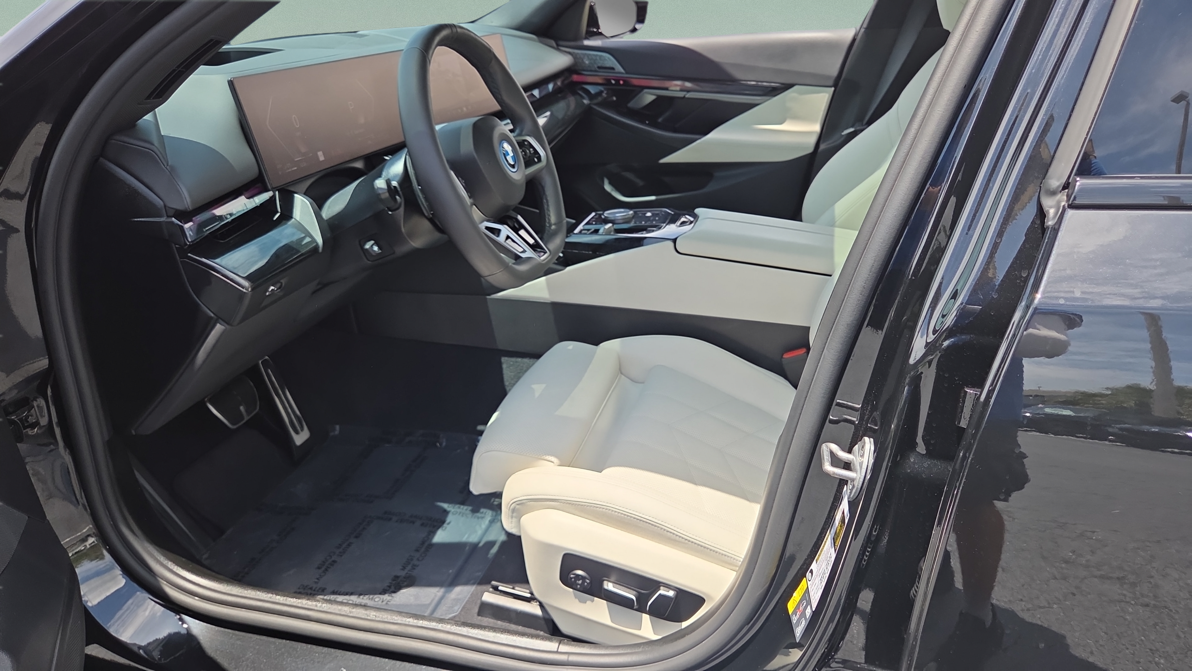 Used 2025 BMW 550e xDrive w/ Premium Package AWD/4WD image 9