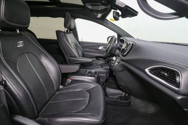 Used 2022 Chrysler Pacifica Touring-L w/ Uconnect Theater Family Group AWD/4WD image 17