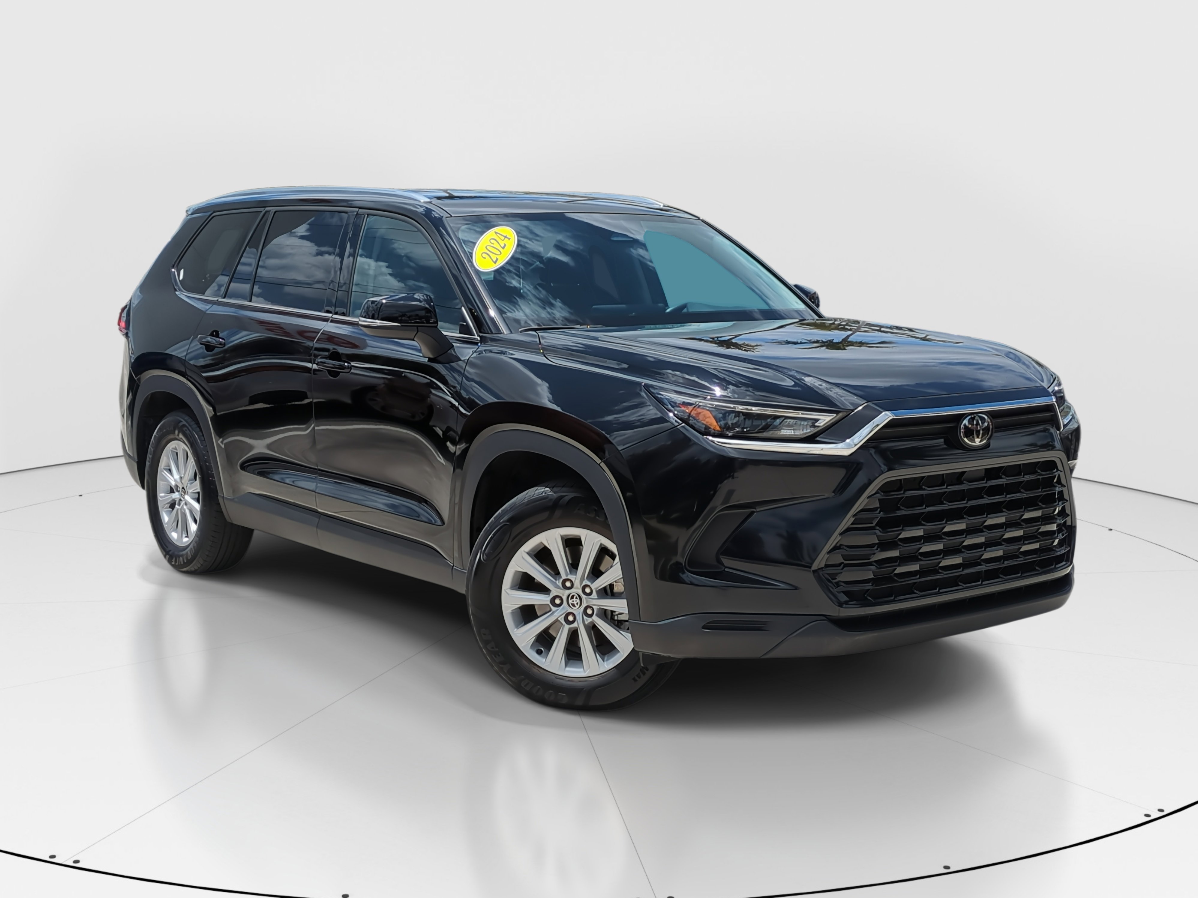 Used 2024 Toyota Grand Highlander XLE image 2