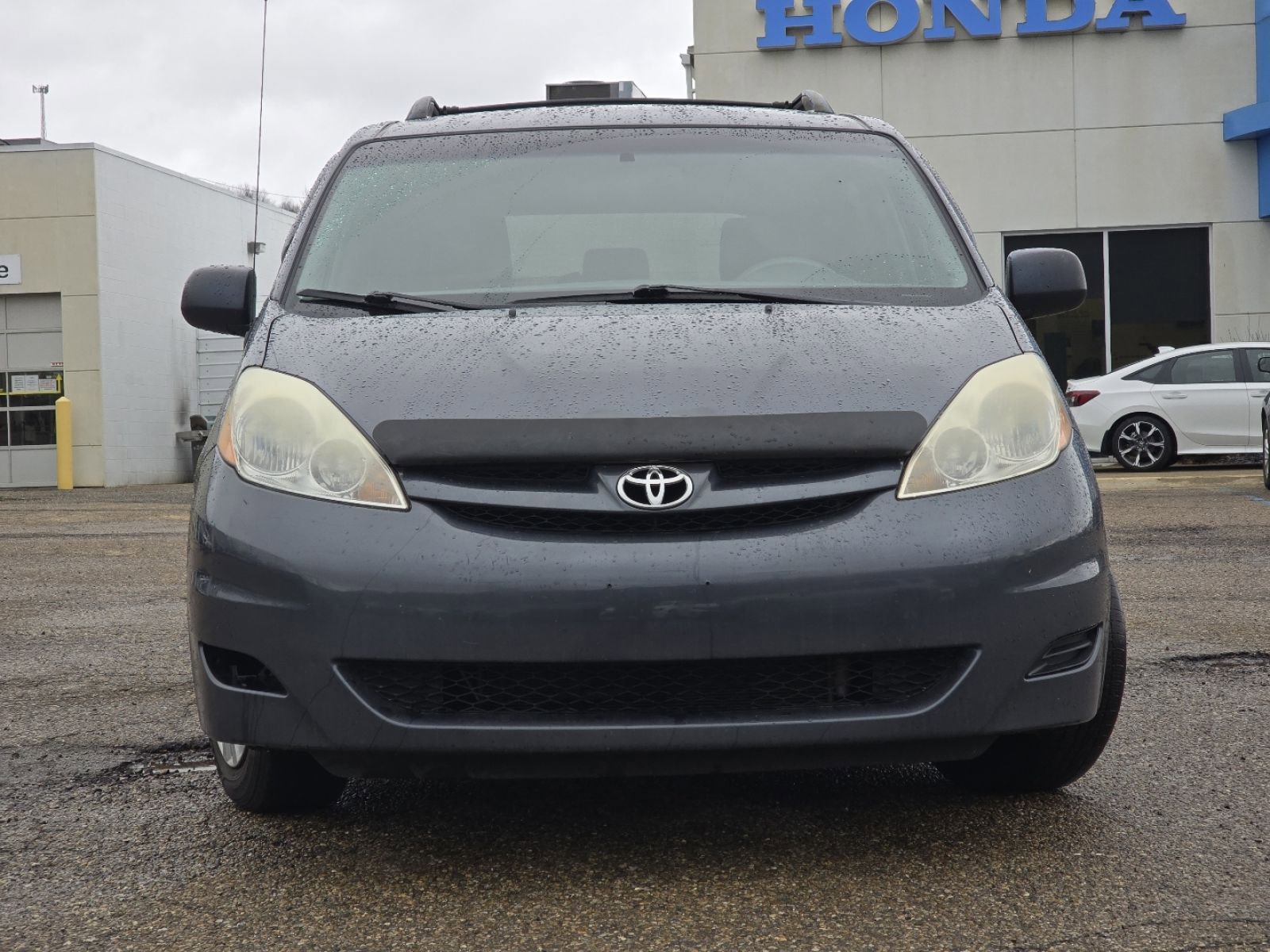 Used 2010 Toyota Sienna LE FWD image 3