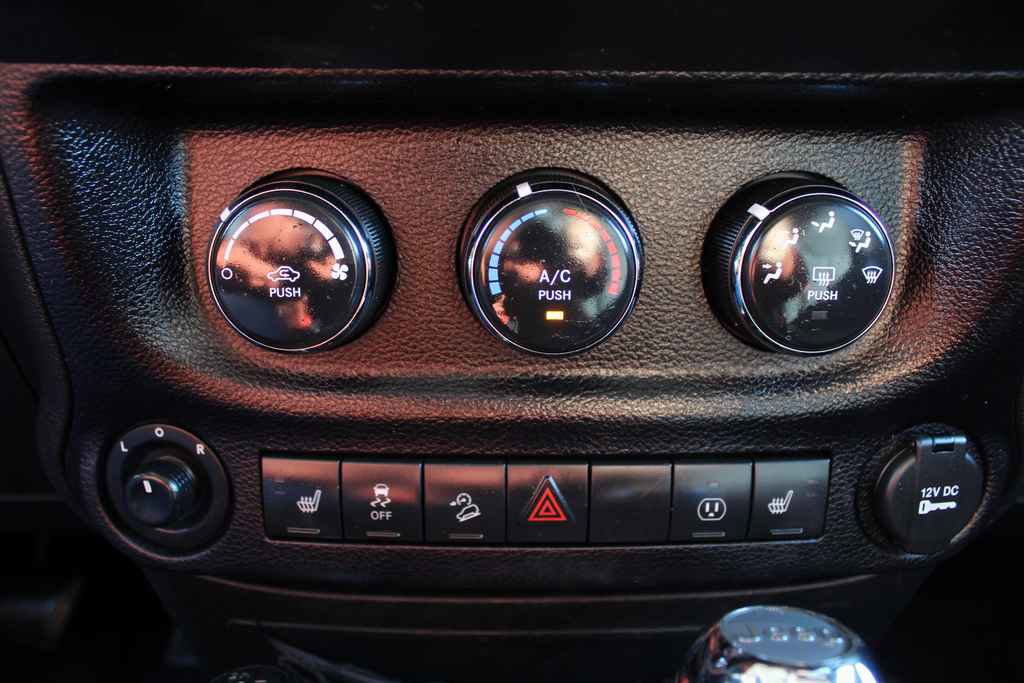 Used 2016 Jeep Wrangler Unlimited Sahara w/ Dual Top Group image 17