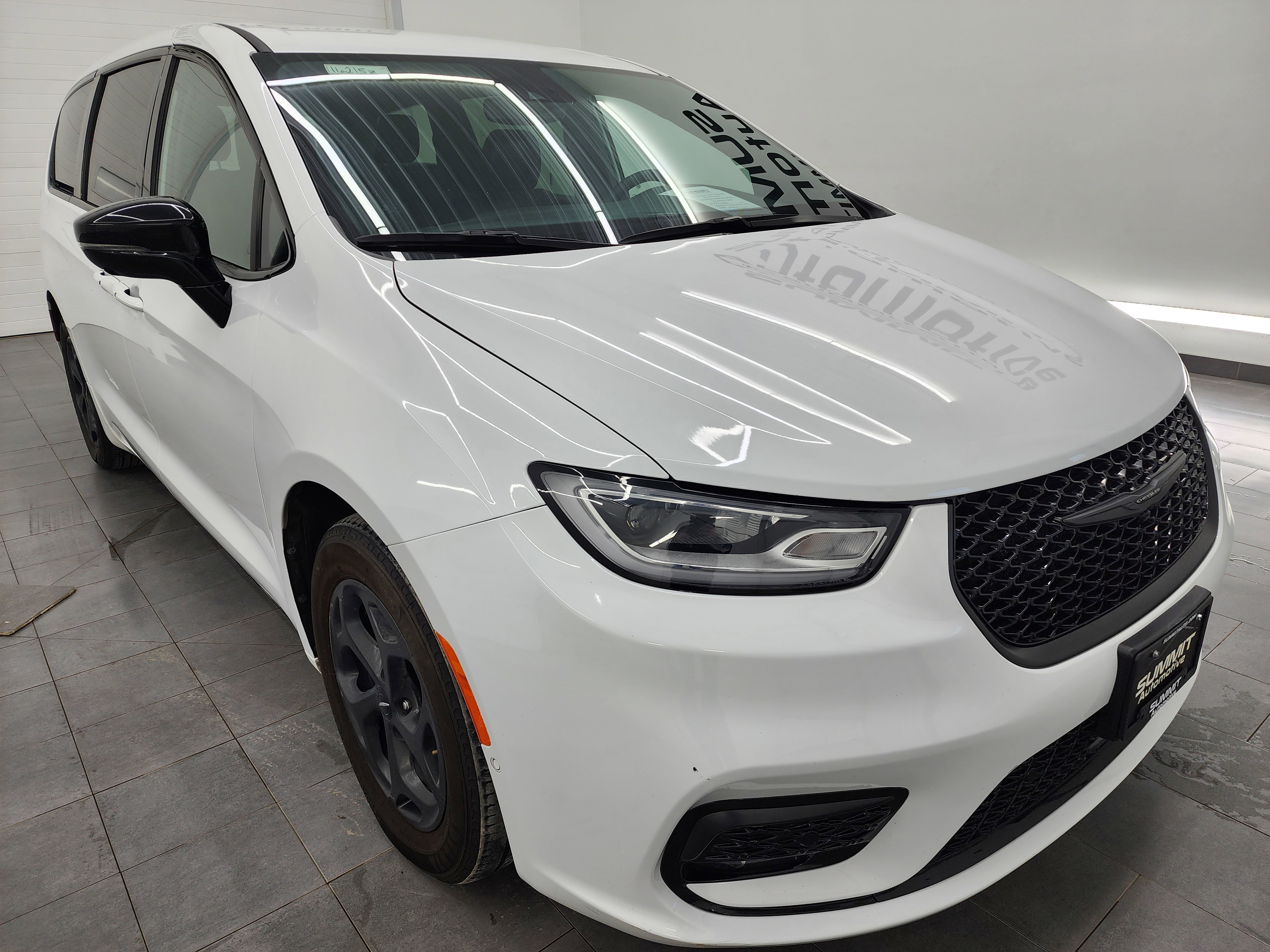 Used 2024 Chrysler Pacifica Limited image 2