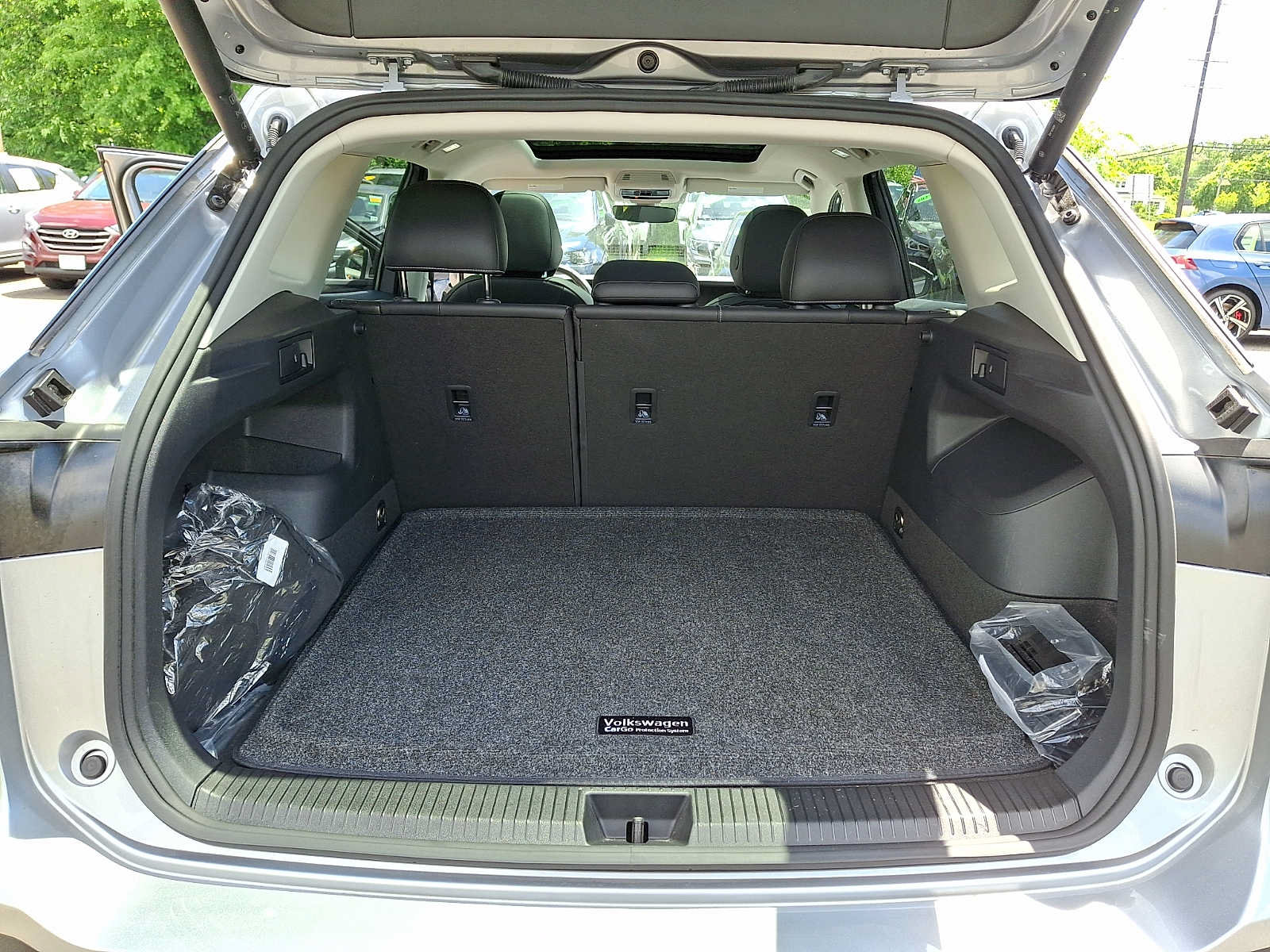 Used 2025 Volkswagen Tiguan SE w/ Panoramic Sunroof Package AWD/4WD image 27