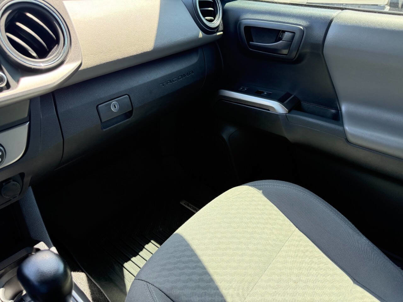 Used 2021 Toyota Tacoma SR5 w/ SR5 Appearance Package (SM) RWD image 16