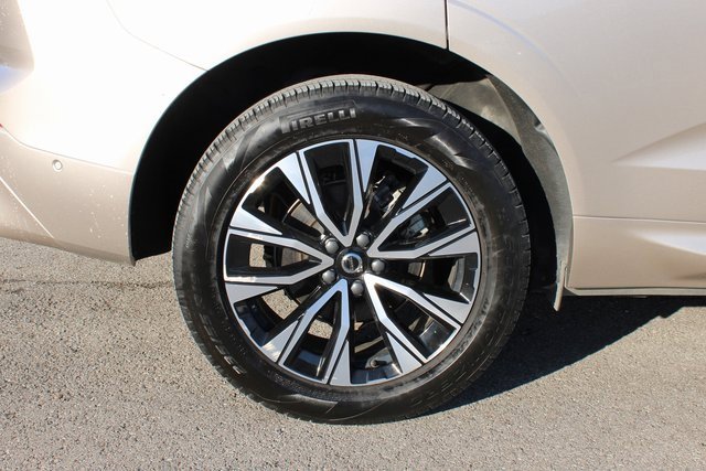 Used 2025 Volvo XC60 B5 Plus image 39