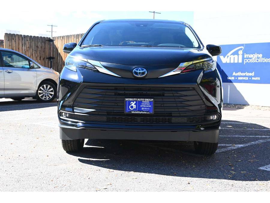 New 2025 Toyota Sienna XLE w/ XLE Plus Package AWD/4WD image 4