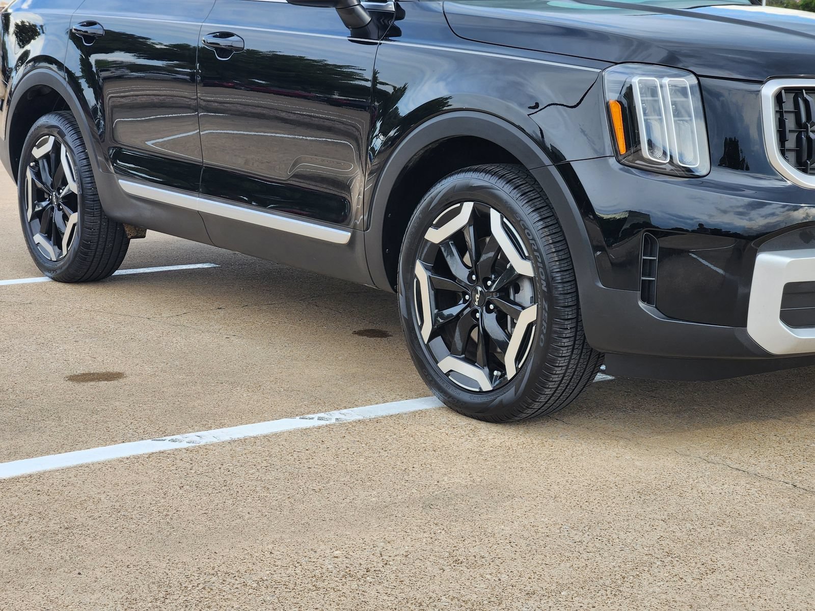 Used 2025 Kia Telluride EX w/ EX Captain's Chair Package FWD image 11