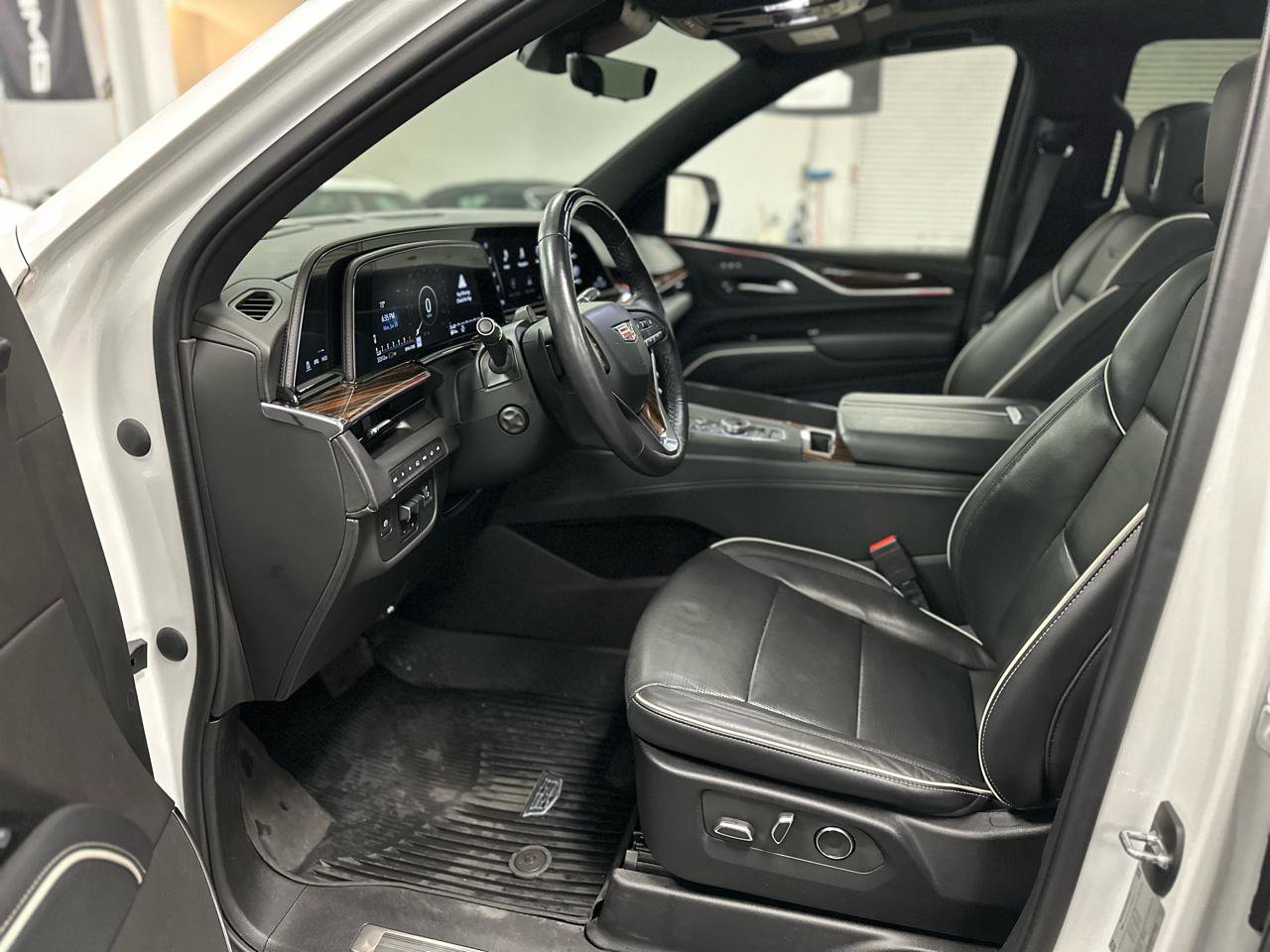 Used 2023 Cadillac Escalade Premium Luxury w/ Performance Package image 12