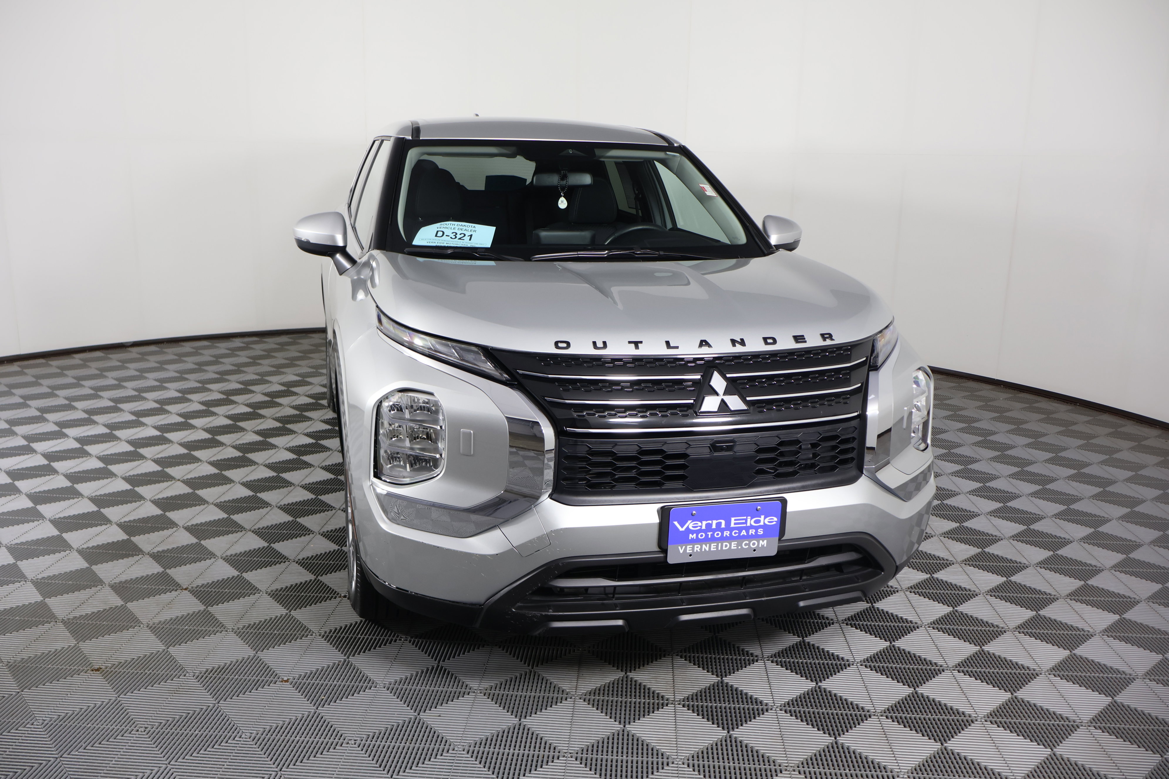 Used 2024 Mitsubishi Outlander ES image 3