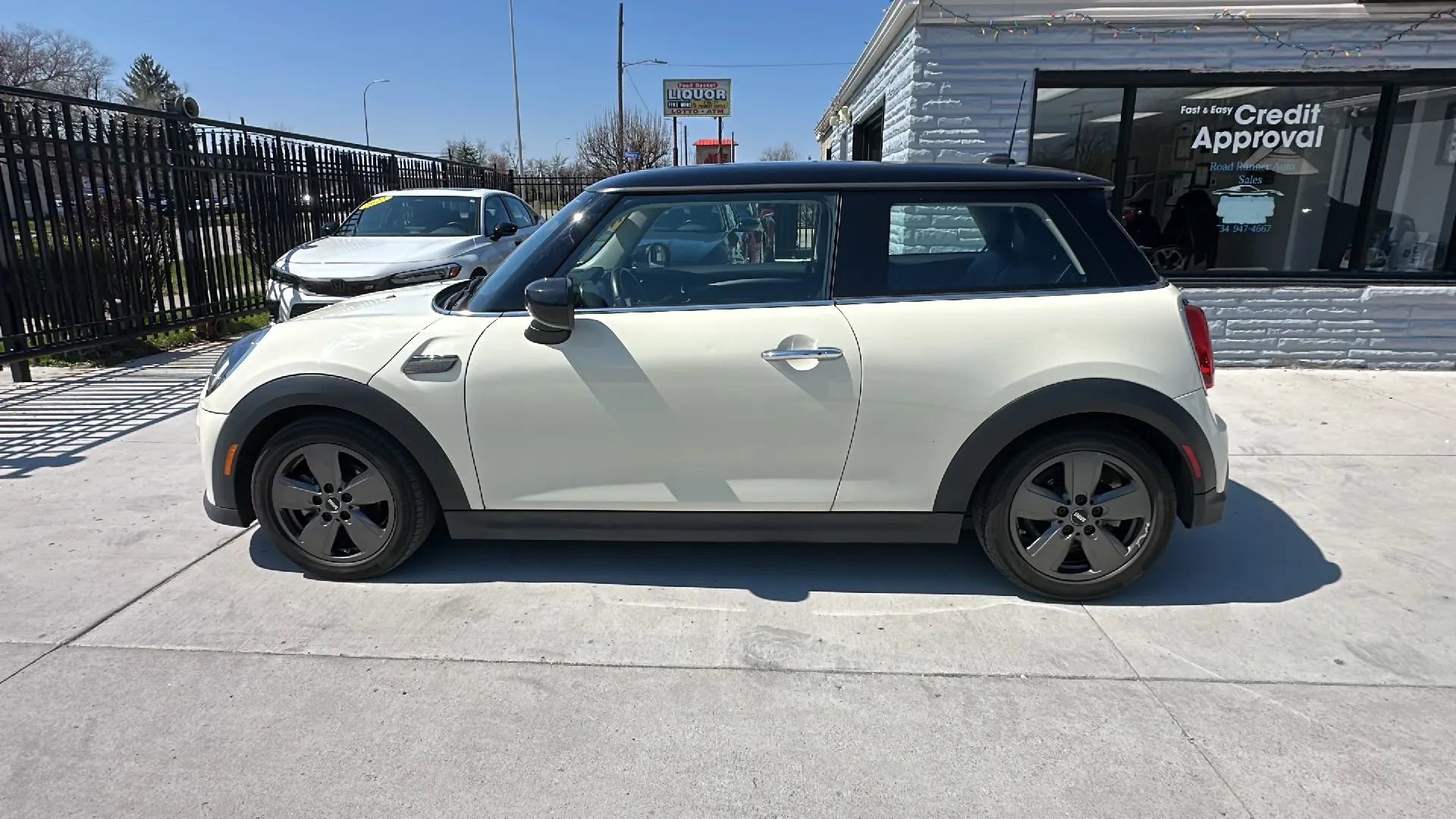 Used 2023 MINI Cooper 2-Door Hardtop image 8