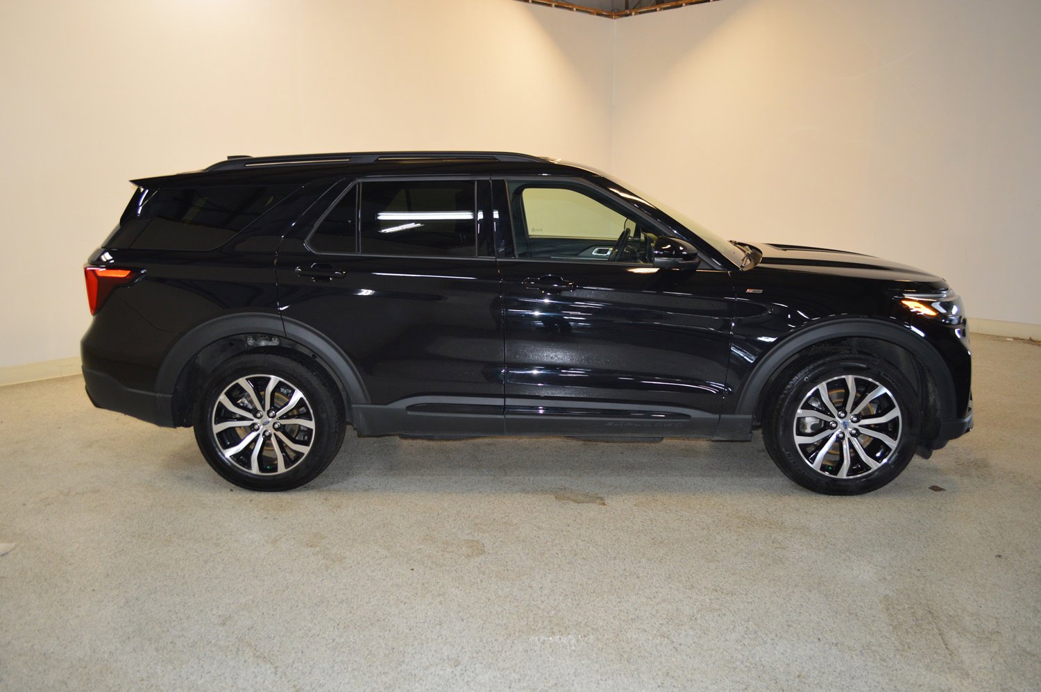 Certified 2025 Ford Explorer ST-Line image 2