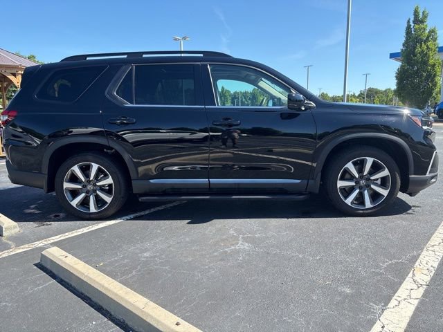 Used 2025 Honda Pilot Touring image 4