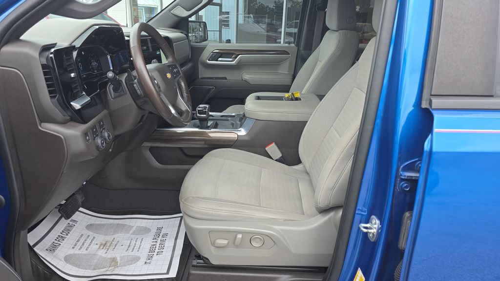 Used 2022 Chevrolet Silverado 1500 LT AWD/4WD image 16