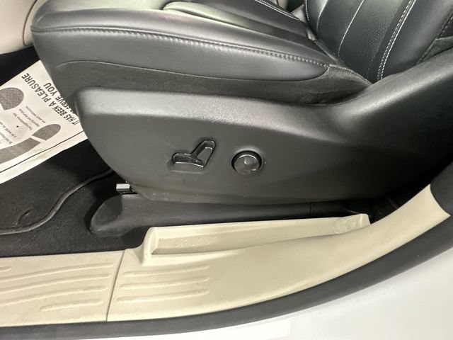 Used 2024 Chrysler Pacifica Touring-L FWD image 23