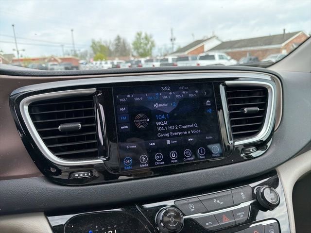 Used 2018 Chrysler Pacifica Touring-L Plus image 10